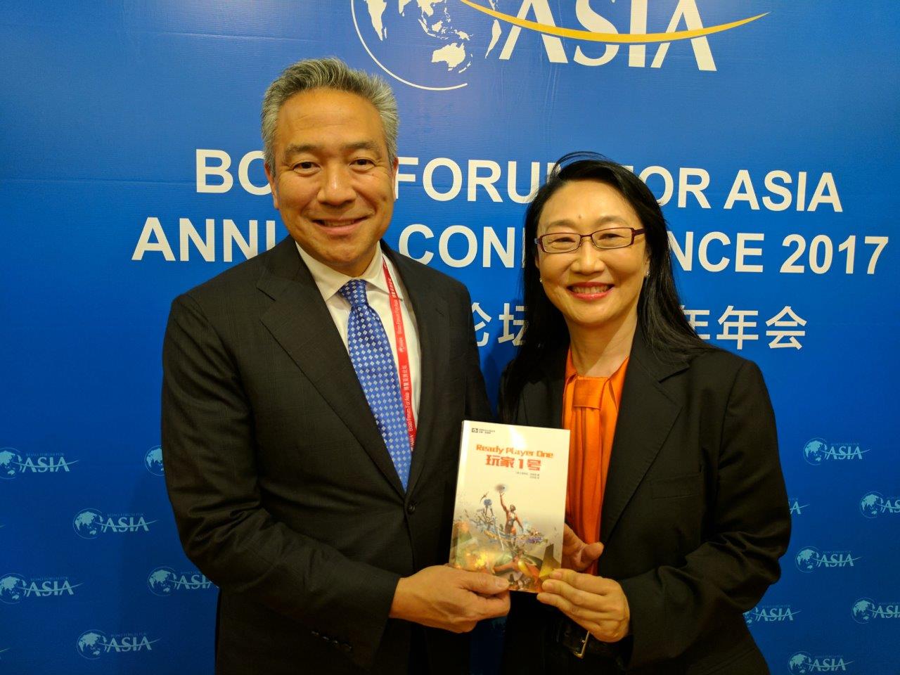 HTC CEO Cher Wang and Warner Bros. CEO Kevin Tsujihara celebrating the deal.
