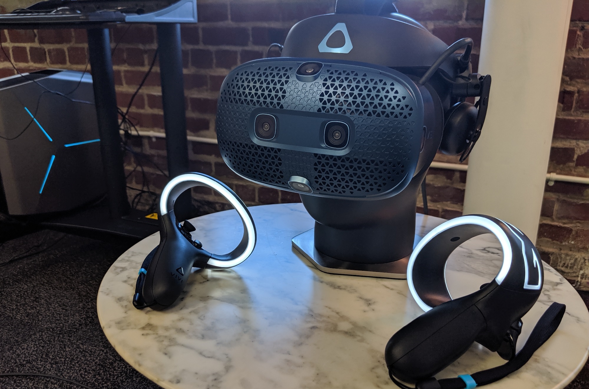 vive cosmos and controllers hands on preview image headset