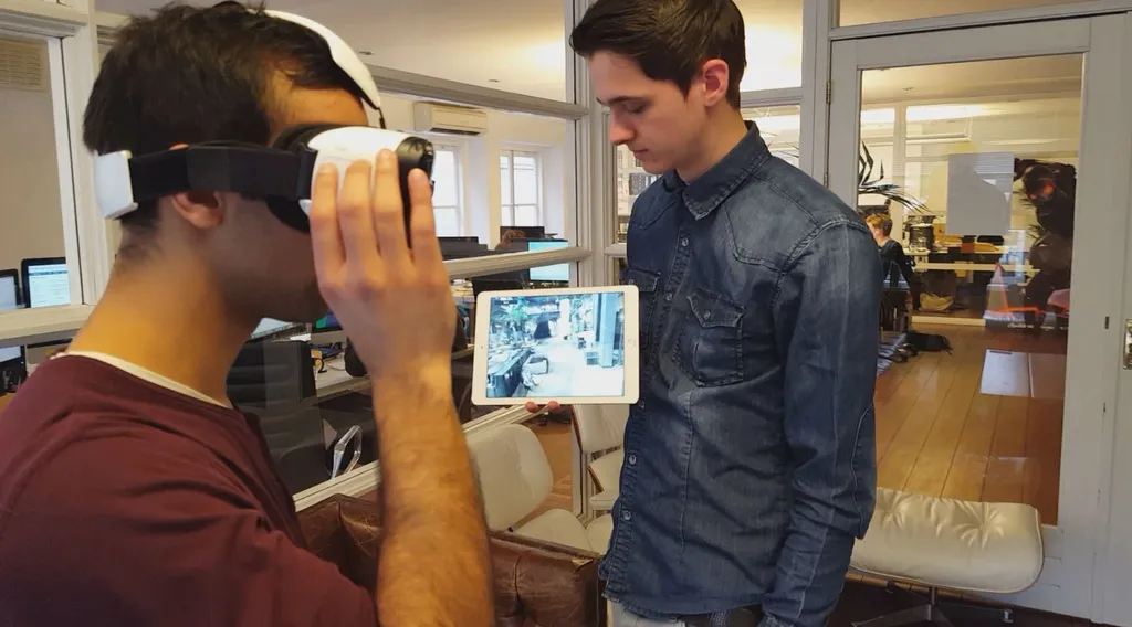 This Prototype App Lets Gear VR Users Mirror Their Screens to Other Devices