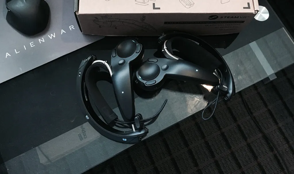 Hands-On With Valve's Knuckles Prototype Controllers