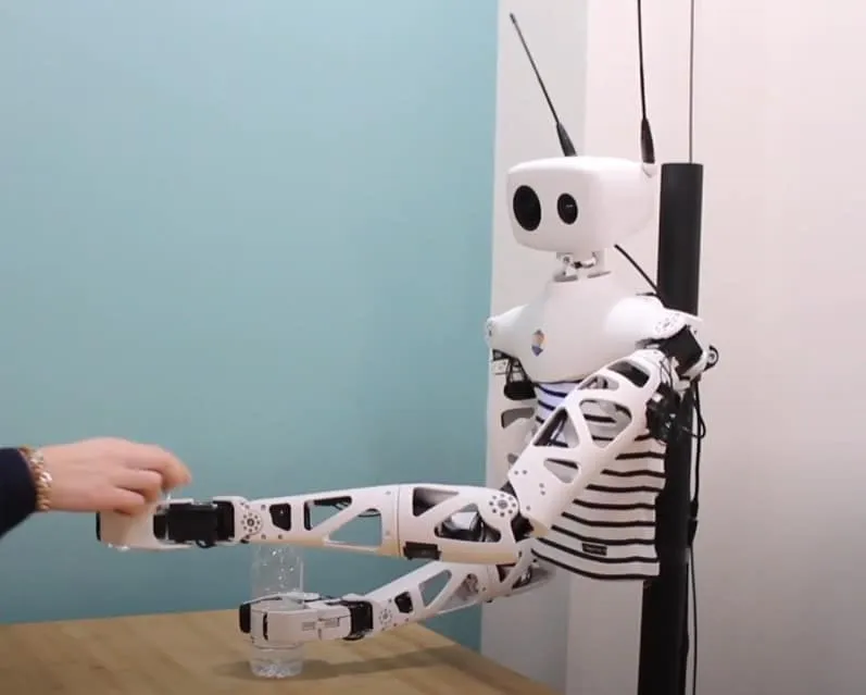 This Humanoid Robot Offers Telepresence With VR And Motion Controllers
