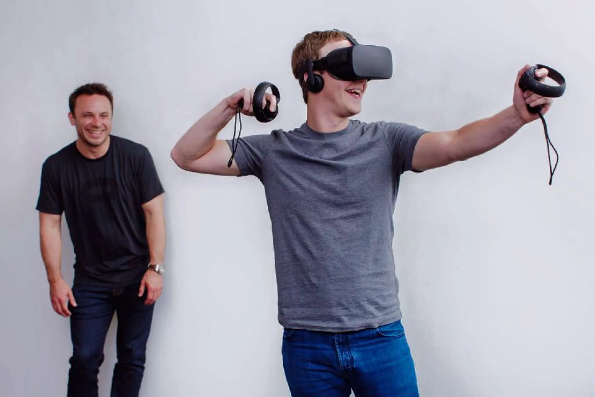 Игрок vr. Виртуальная реальность Oculus.