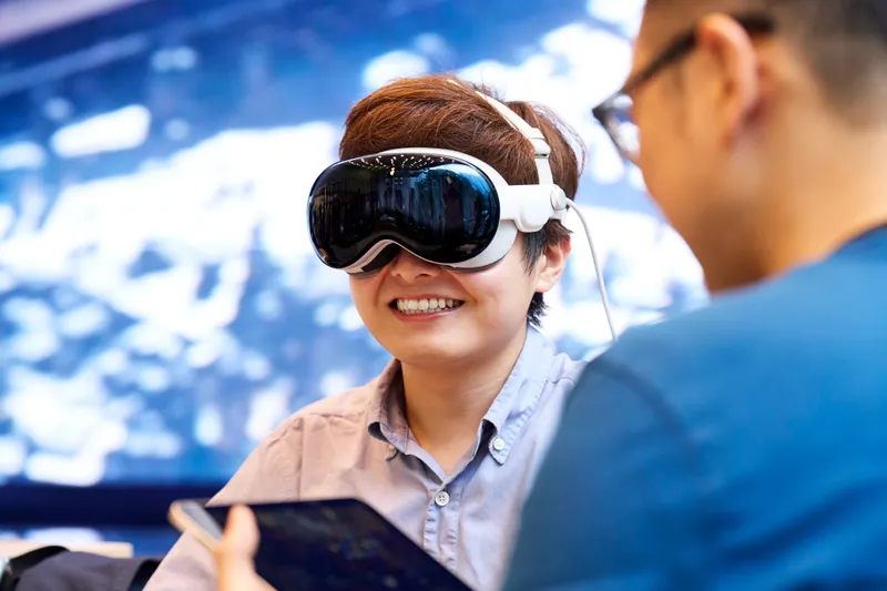 Apple Vision Pro Demos Now Use The More Comfortable Dual Loop Band